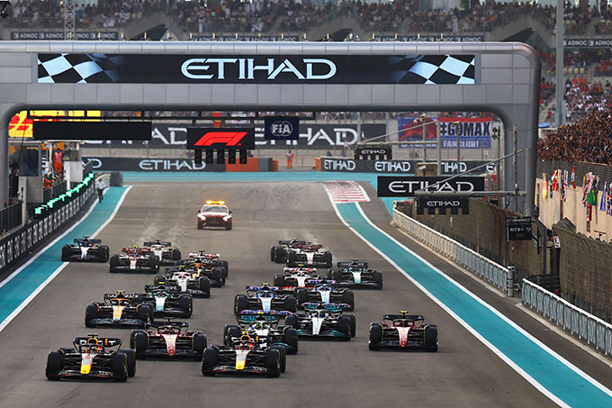 Verstappen gagne à Abu Dhabi, Leclerc