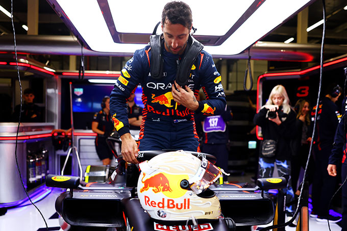 Ricciardo a fait deux tête-à-queue (…)