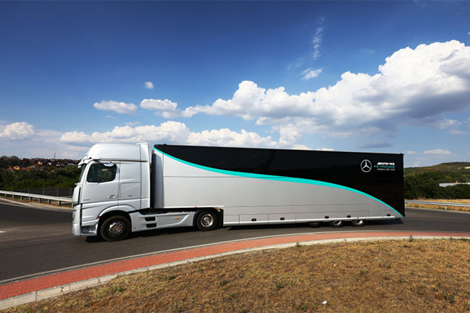 Les camions de Mercedes F1 adoptent (…)
