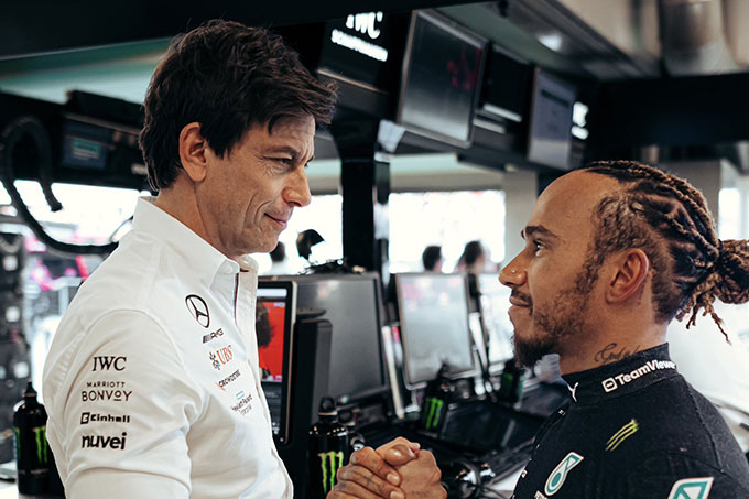 Wolff plays down Hamilton's (…)