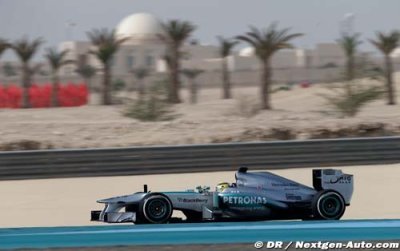 Rosberg takes second consecutive pole for Mercedes