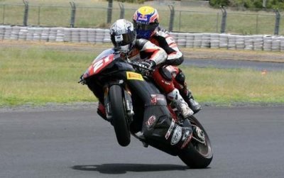 Webber s’essaye à la moto de compétition