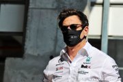 Wolff refuse d'être 'distrait par du bruit' et arrête la guerre des mots