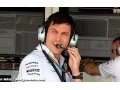 Toto Wolff injures knee in training fall