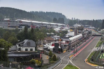 F1 race to go ahead after Formula 2 death