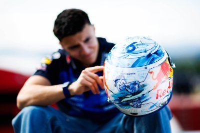 Hadjar dévoile son casque pour Zandvoort avec un clin d’œil génial et plein d’humour