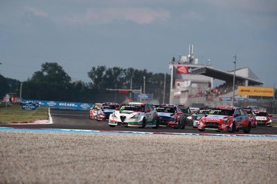 Slovakia Ring, Race 3: Ma beats Michelisz for first win