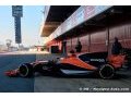 La McLaren MCL32 entre en piste à Barcelone