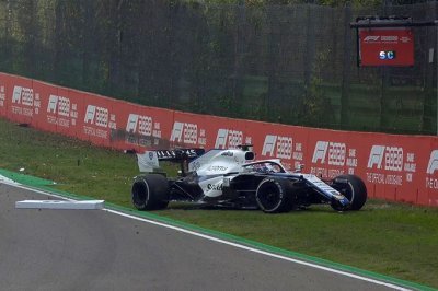 Hamilton defends Russell after safety car crash