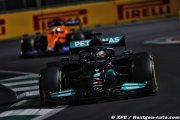 Hamilton signe la pole à Djeddah, Verstappen 3e après une erreur