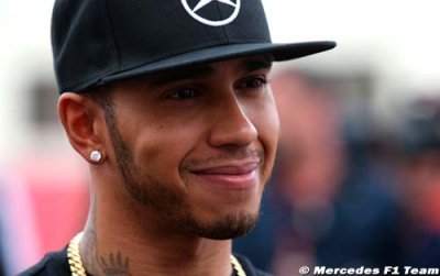 Hamilton comprend la controverse autour de la casquette