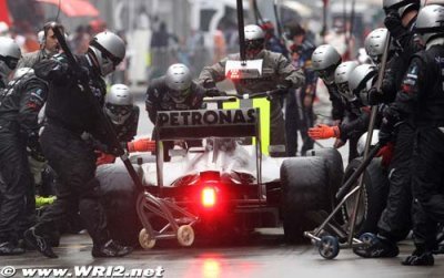 Mercedes crew winning 2010 pitstop speed race