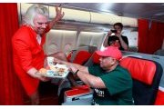 Branson a tenu son pari et joué les hôtesses de l'air