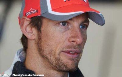 Amid Ferrari rumblings, Button commits to McLaren