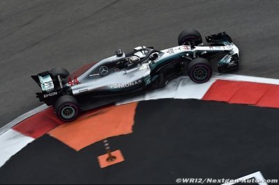 Sotchi, EL3&nbsp;: Hamilton bat le record de la piste et inquiète Ferrari