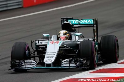 Silverstone, L1&nbsp;: Hamilton quelques millièmes devant Rosberg