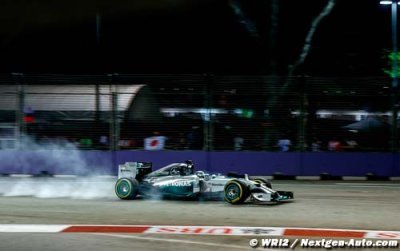 Hamilton snatches pole from Rosberg in Singapore