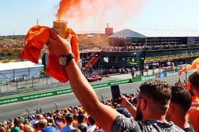 Verstappen critique les fans ’stupides’ qui ont jeté des fumigènes