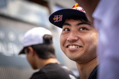 Iwasa roulera pour AlphaTauri lors des essais de fin de saison