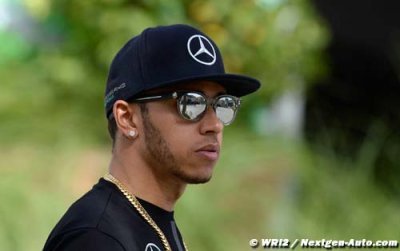 Mercedes denies Hamilton has signed 2016 deal