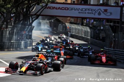 Verstappen gagne à Monaco et prend la tête du championnat