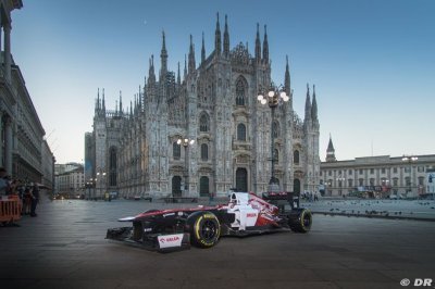 Alfa Romeo F1 fête ses 112 ans avec une démo matinale à Milan