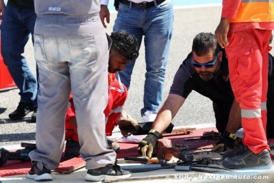 Sainz a demandé d’agiter le drapeau jaune avant que Leclerc heurte la plaque d’égout