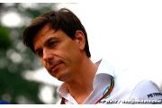Mercedes to begin 2015 with 'old' engine