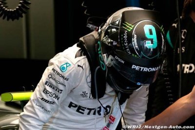 Rosberg back to winning after helmet change