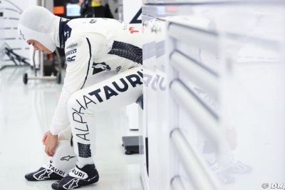Après un couac, De Vries prend une 1ère leçon sur les médias en F1