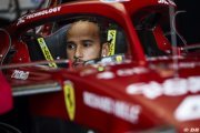 Wolff défend Hamilton, 'un Britannique parachuté' chez Ferrari