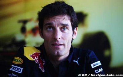 Webber shakes hands with Kovalainen after crash