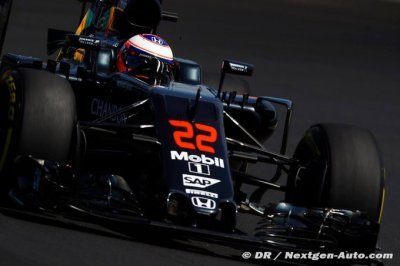 Button pointe du doigt les restrictions des communications