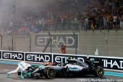 Mercedes explique ses consignes à Hamilton