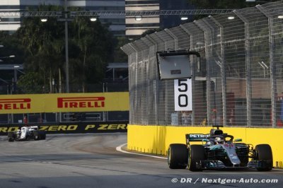 Hamilton powers to ’magical’ pole in Singapore