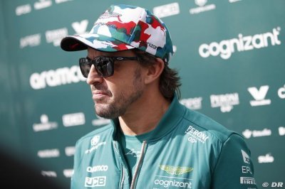 Alonso en colère contre les paparazzi après son retour en Espagne