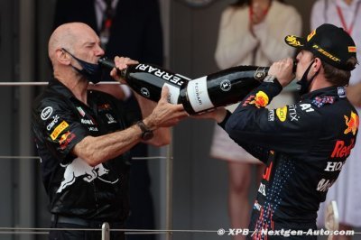 Newey loue les progrès et les retours techniques de Verstappen