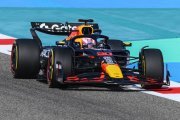 Photos - La Red Bull RB21 en piste à Sakhir