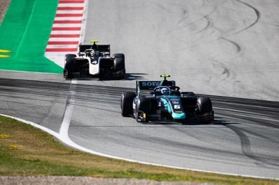 Hungaroring, Course 1&nbsp;: Latifi gagne sans trembler