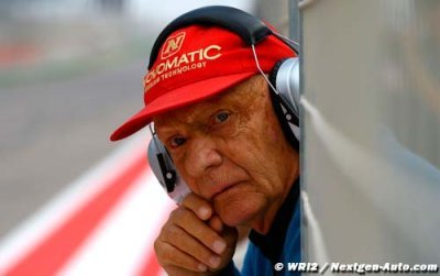 Lauda puts on red sweater for Ferrari ’surprise’