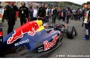 Vettel surveille l'assemblage de la RB8