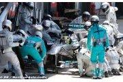 Mercedes beats Red Bull's pitstop record