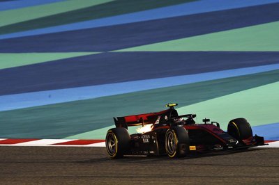 F2 - Bahrain: Ilott keeps title hopes alive with pole in Sakhir Qualifying