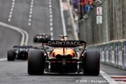 Verstappen : Il est important que la FIA clarifie la légalité de l'aileron 'mini DRS' de McLaren F1