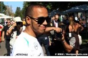 Hamilton dans les graviers mais très heureux