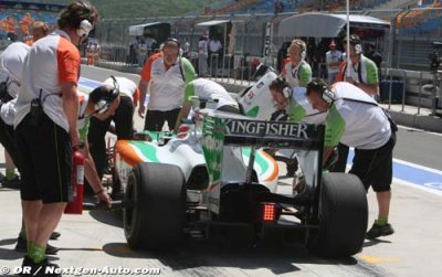 Une seule Force India avec le diffuseur soufflé