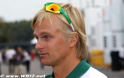 Kovalainen a signé son contrat 2011