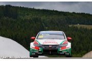 Tiago Monteiro au pied du podium à Spa-Francorchamps