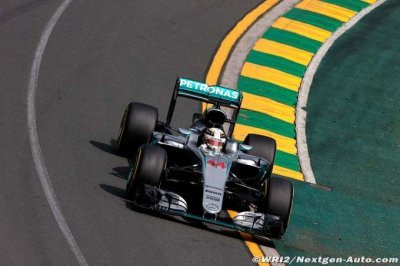 Hamilton storms to Australian GP pole position