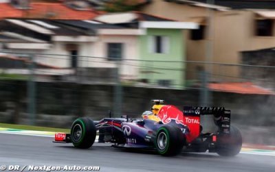 Vettel flies to pole in wet qualifying